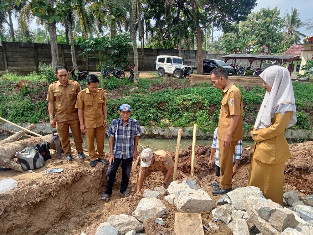  Kapekon Sukaratu Herli Yazid Lakukan Peletakan Batu Pertama Pembangunan Gedung Poskesdes