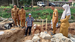  Kapekon Sukaratu Herli Yazid Lakukan Peletakan Batu Pertama Pembangunan Gedung Poskesdes
