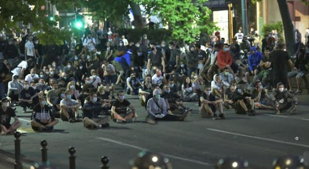 Студенти ће вечерас мирно седети испред полицијског кордона