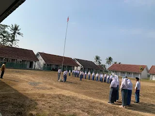 Mahasiswa KKN STES Tunas Palapa Sukses Hidupkan Upacara Bendera di SMA Negeri 04 Gunung Menanti