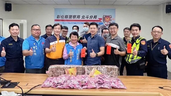 ▲北斗分局員警憑藉打擊犯罪決心，屢破重大刑案，彰化縣議會議員劉淑芳、李浩誠及議長謝典林服務處主任楊証期等民意代表團隊，昨天前往北斗分局慰問執勤同仁辛勞。（記者林明佑翻攝）