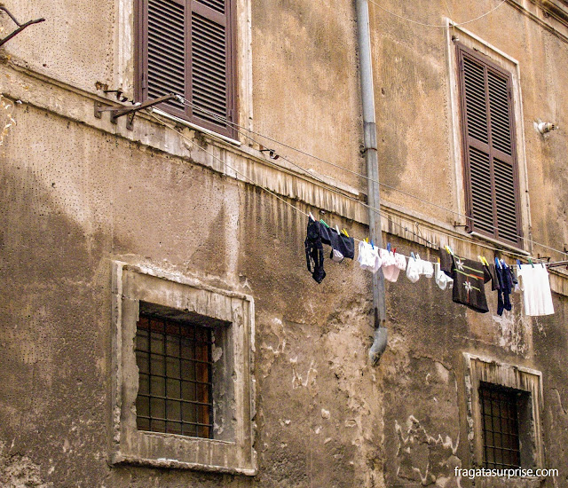 Varal de roupas em uma fachada do Trastevere, Roma