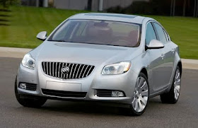 Front 3/4 view of silver 2011 Buick Regal