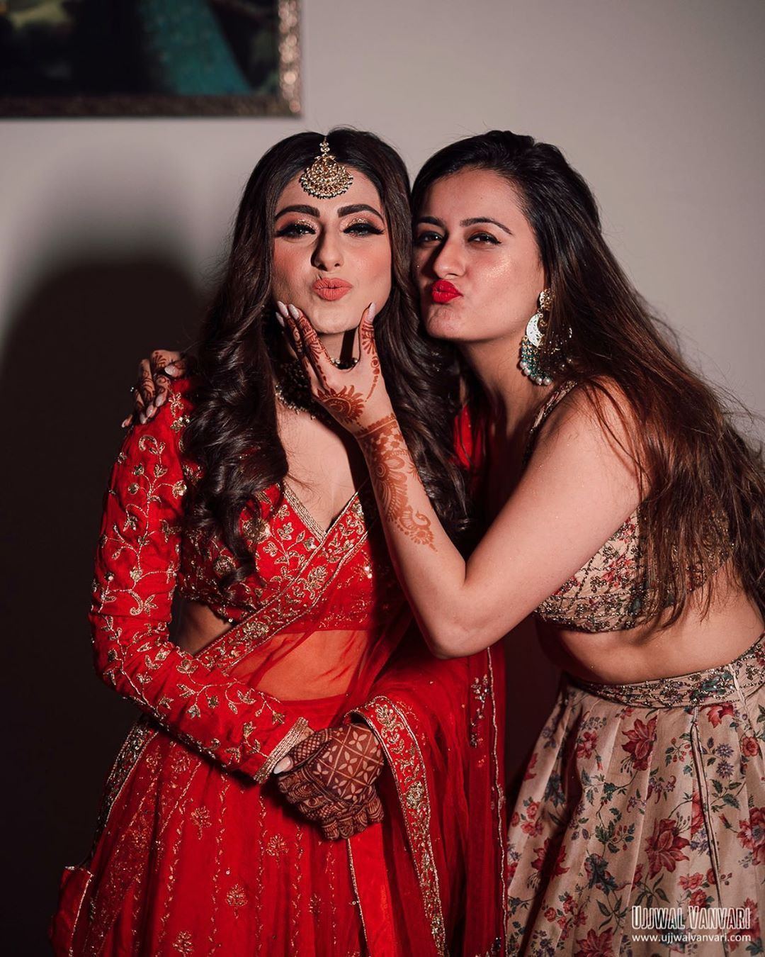 Yaari Dosti Shaadi - Wedding pictures you MUST take with friends! |  Bridesmaid photoshoot, Indian bride photography poses, Indian wedding  photography poses