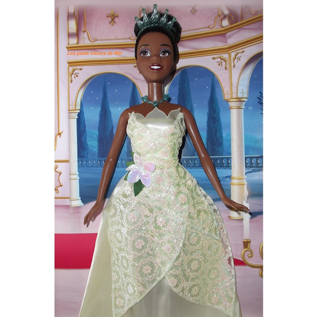 Poupée Barbie Disney La Princesse et la Grenouille : Tiana en robe nénuphar.