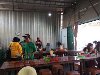 suasana warung bu amin