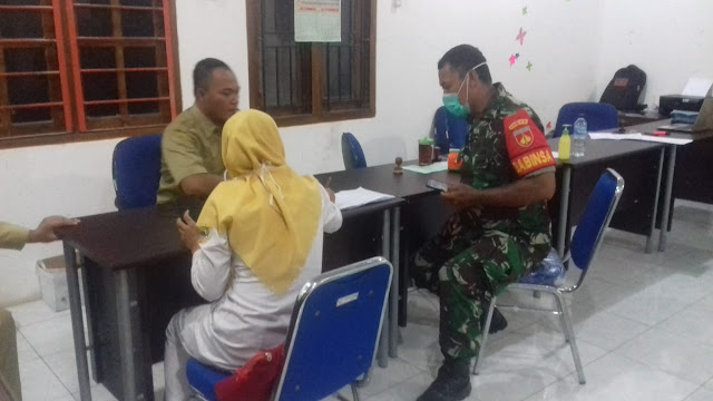 Kodim Sragen - Peduli Kesehatan Warga,Babinsa Kacangan Komsos Bersama Bidan Desa