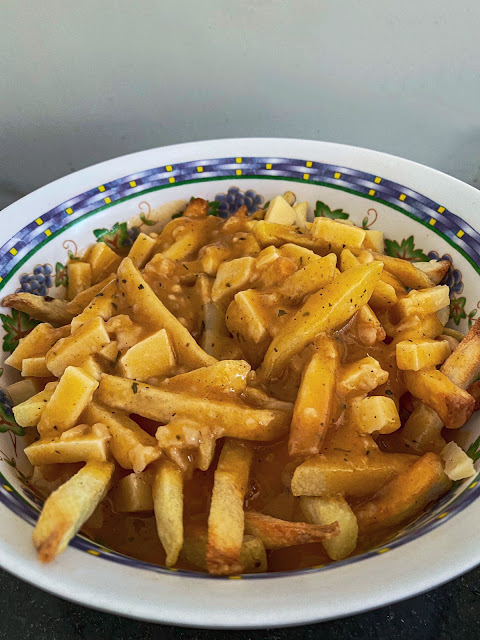 Aprenda a fazer essa receita fácil e rápida de Poutine Canadense feito com batatas fritas, queijo e molho gravy de carne