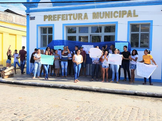 Em Pão de Açúcar(AL), alunos protestam por transporte escolar, impedem acesso de funcionários à prefeitura e recebem apoio do apresentador Luciano Huck