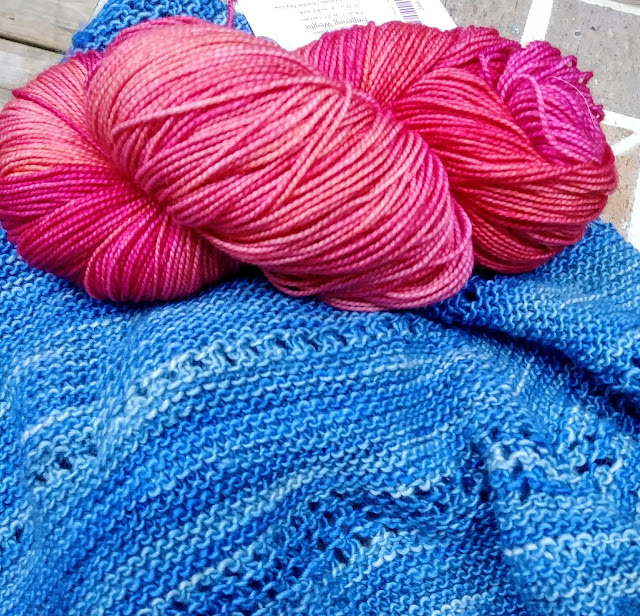 Knitting a simple shawl with a little lace and two colors