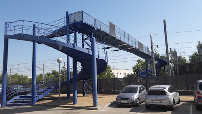 Tarragona a Cambrils seguint el GR-92, pasarel·la sobre les vies del tren a l'estació de Vila-seca