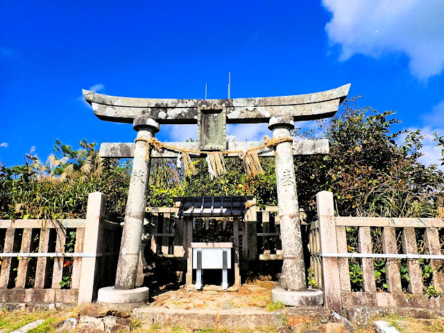 彌彥山頂的奧宮是一座「御霊廟」。 事實上，奧宮是彌彥神社主神的天香久山命的墳墓。 也是「磐座（Iwakura）」。