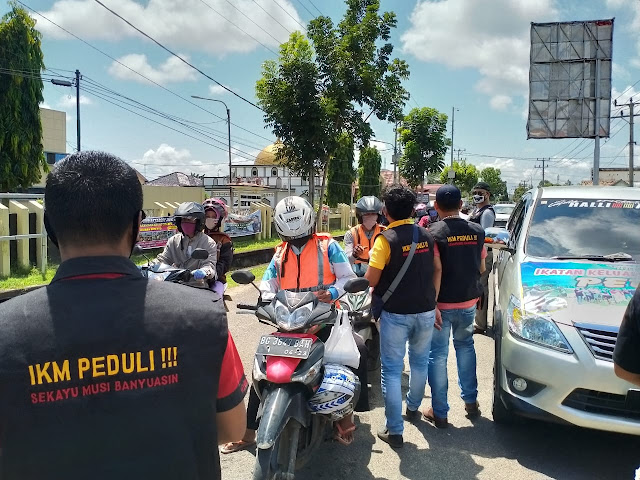 IKM Peduli Bagikan 1000 Nasi Bungkus