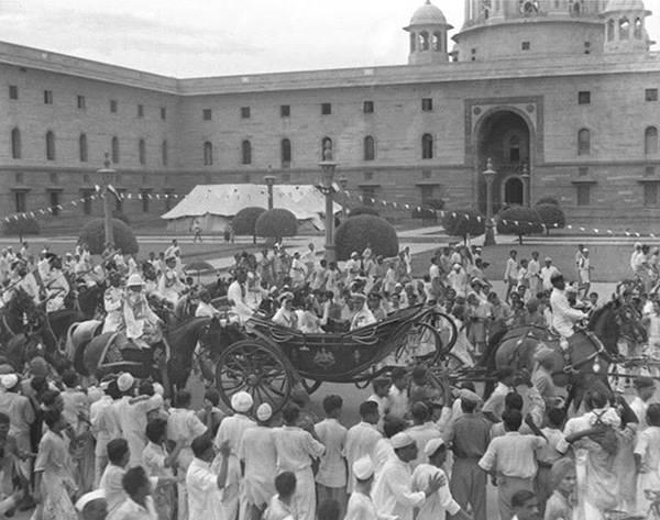 Old India Photos - Mountbatten arrival at Red Fort