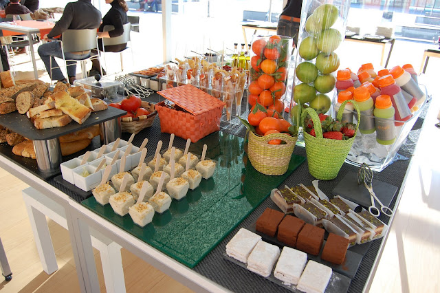 Buffet frio: postres, fruta, zumos naturales, panes, mantequillas, embutidos...