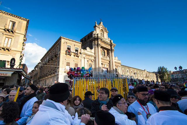 Festa di Sant'Agata a Catania-Giro esterno-Processione dei fedeli devoti-Basilica del Carmine