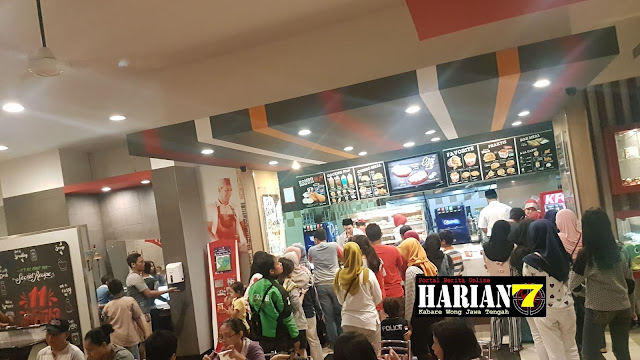 Waktu Berbuka Tiba, Abang Gojek Ini Masih Mengantri Membelikan Pesanan Pelanggan