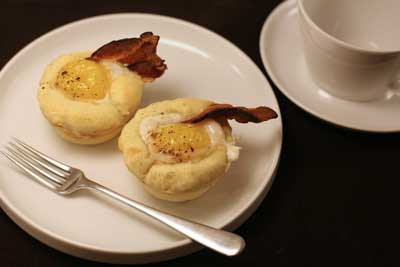 bacon and egg pizza cup