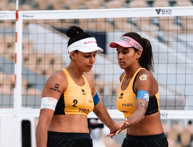 Ana Patricia e Duda durante um jogo na Elite 16 de Paris