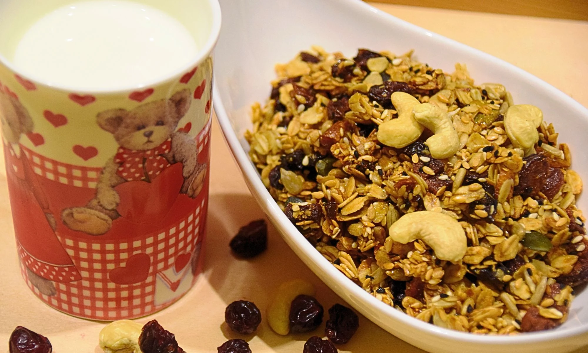Jeśli nie masz czasu rano na zrobienie śniadania, przygotuj je wieczorem. Co powiesz na zdrową owsiankę "wieczorną" z własnoręcznie zrobionej granoli?