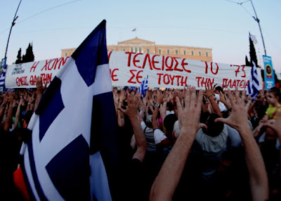 Εντός… χειροκροτήματα, εκτός αποδοκιμασίες!