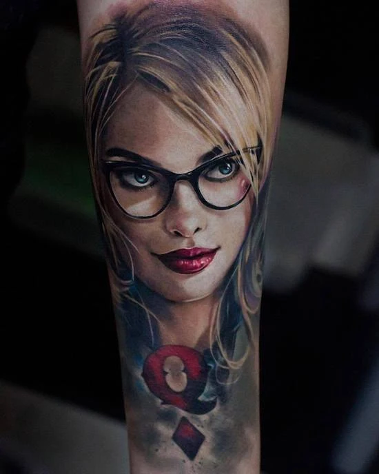 Imagen de un tatuaje de mujer con gafas