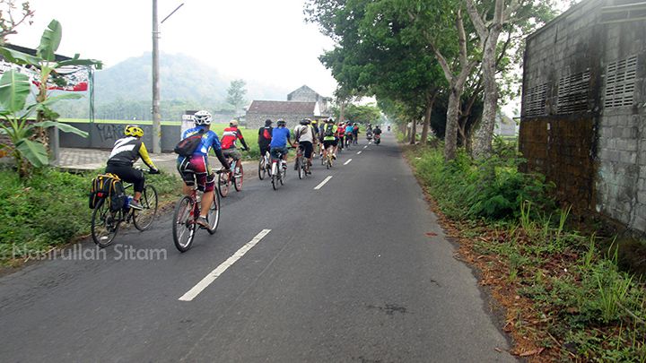 Iringan sepeda menuju desa Wisata Grogol