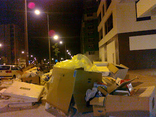 vista del montón de basura en acera