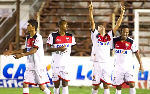 Oeste estreia mal na Série B jogando em campo neutro 