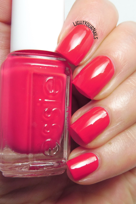 Smalto rosso corallo Essie Ole Caliente red coral nail polish #essie #nails #unghie #lightyournails