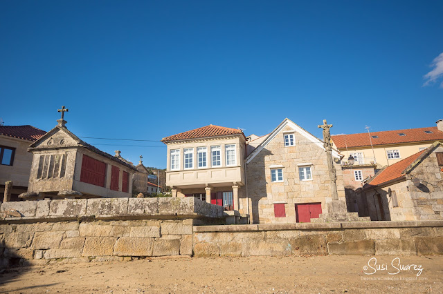 Combarro, el pueblo de los hórreos mirando al mar