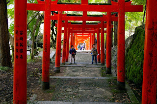 http://www.podrozejaponia.blogspot.com/2014/01/arikoyama-inari-w-miescie-izushi.html