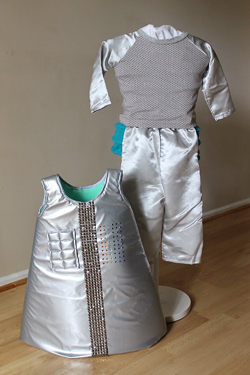 Sew a Robot costume for Halloween from PDF patterns you already have on hand, and make your child comfortable (and able to sit!) by using foam instead of cardboard for shape! | The Inspired Wren