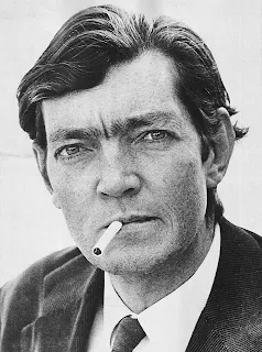 Foto en blanco y negro de Julio Cortázar fumando un cigarrillo