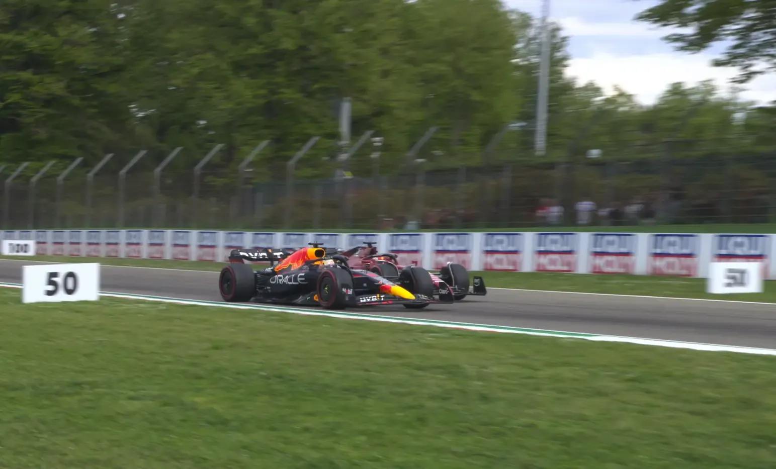 Il sorpasso di Verstappen su Leclerc