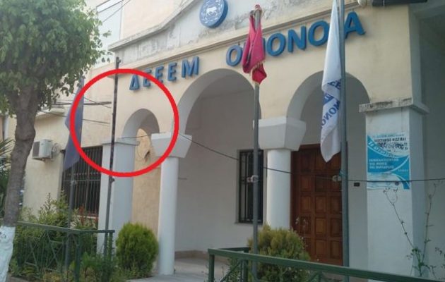 ΑΚΡΑΙΑ ΠΡΟΚΛΗΣΗ: Αλβανοί κατέβασαν και έκαψαν ελληνική σημαία [ΦΩΤΟ]