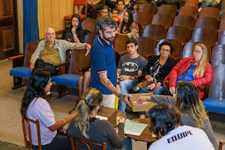 Candidatos às vagas participam do sorteio público comandado por Rubens Tavares, diretor da Escola Municipal de Música, e equipe