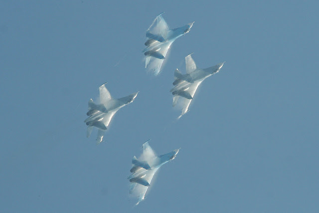 Su-27 Flanker formation vapor
