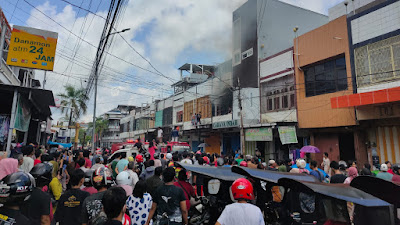 Ruko di Kompleks Pasar Sentral Sengkang Terbakar, Damkar Berjibaku Padamkan Api