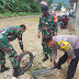 Anggota Polsek dan Koramil Ngadirojo Pacitan Perbaiki Drainase Jalan Rusak