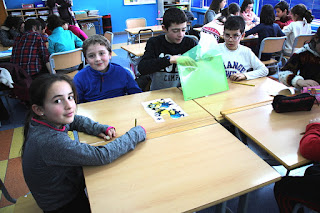 Alumnos de ESO de Cruces y de Infantil de Juan Ramón Jiménez aprenden juntos matemáticas