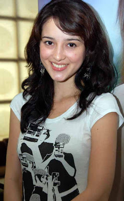 Foto Manis dan Imut Julie Estelle