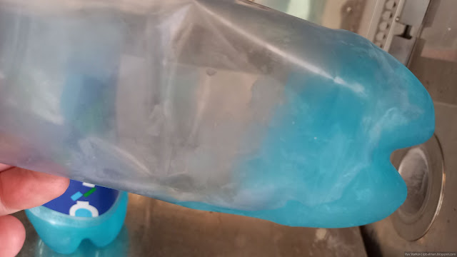 Голубая субстанция в пластиковой бутылке