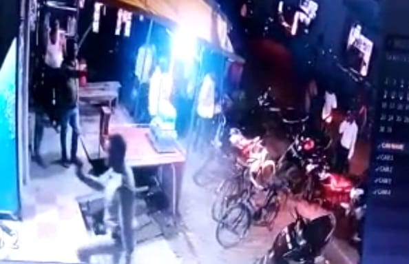 जौनपुर: देशी दारू के ठेके पर हुई मारपीट, पहुंची पुलिस, वीडियो वायरल 