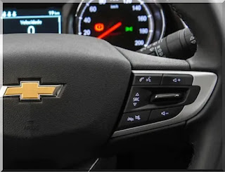 Detalhe do painel de instrumentos digital do Chevrolet Onix 2023, com destaque para as informações sobre o consumo de combustível.