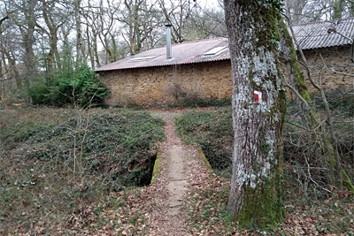 Paso junto al caserío