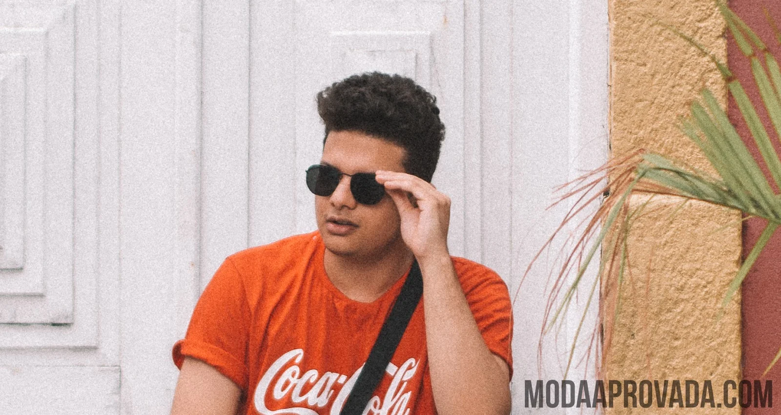 Look Masculino com Pochete, Sandalia de Couro, Camiseta Vermelha, Óculos de Sol