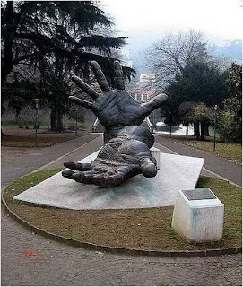 Esculturas Mãos de Gigante em Come, Italia