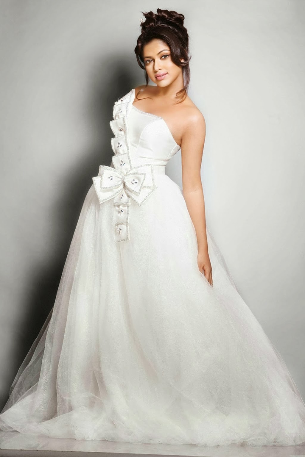 Amala Paul Instagram - ▫️▪️ #ALCAGETSABS Wedding Outfit @paris_de_boutique  Decor @_whitewindow__ Mua @makeupandhairbysagallya Photography  @nostalgiaevents.in . . . ✨ - Gethu Cinema