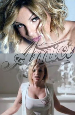 Emma Marrone con le tette bene in vista